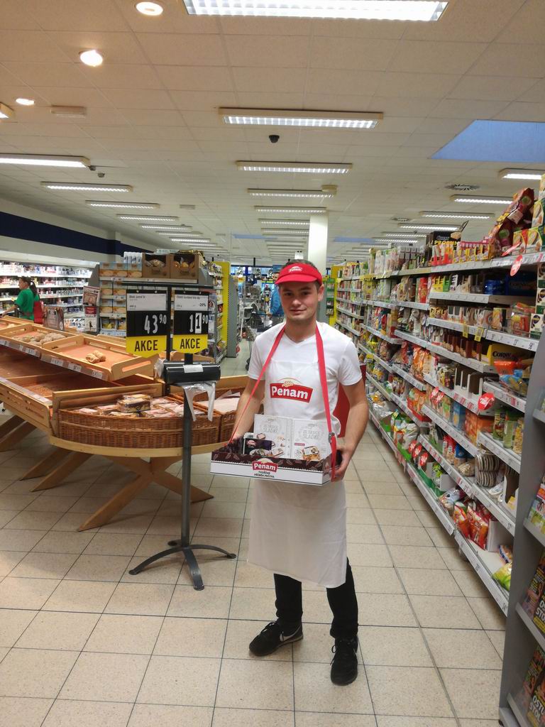 Promotori per la degustazione della pasticceria Penam Hradec Králové